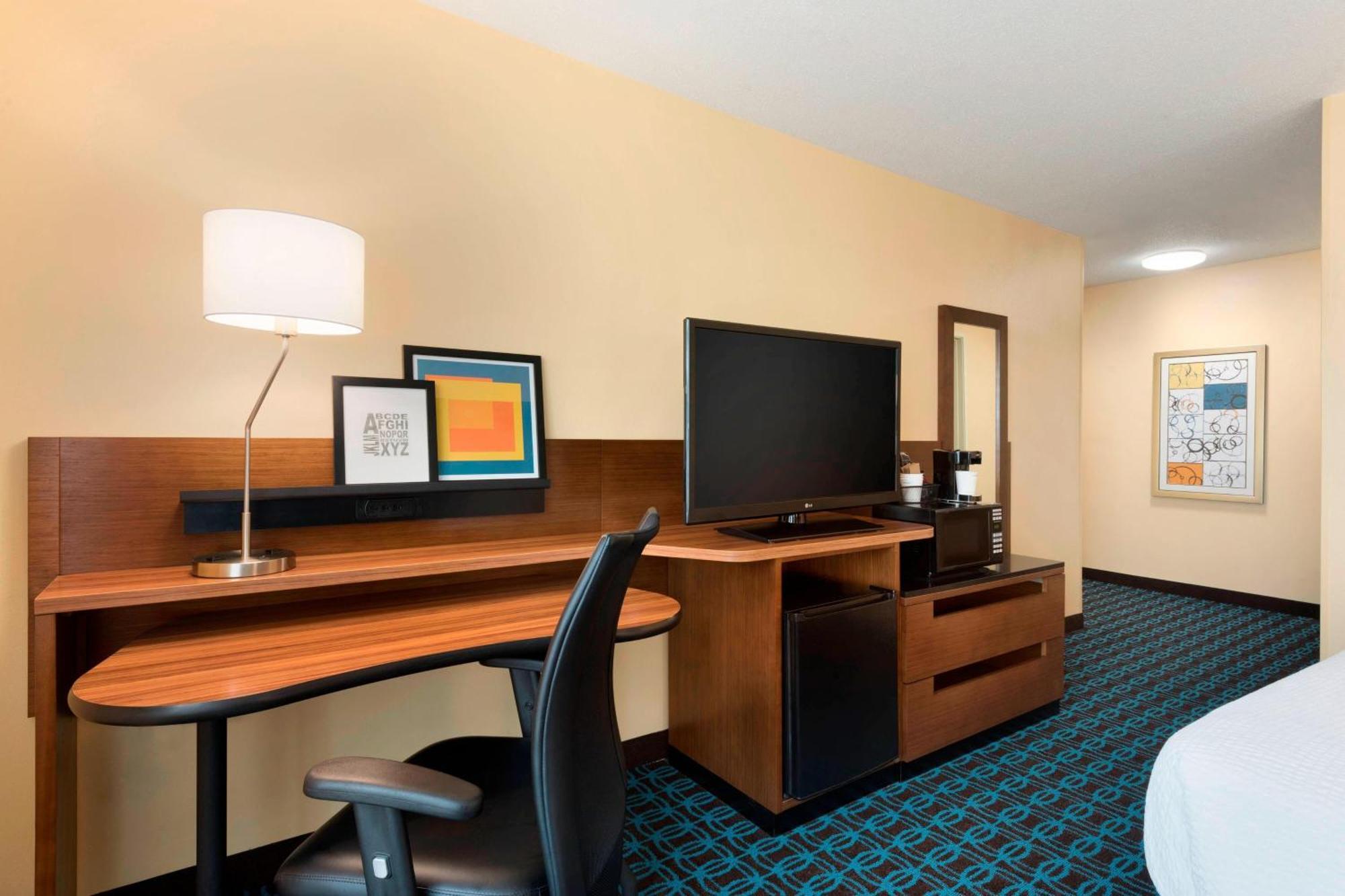 Fairfield Inn & Suites Hartford Манчестер Экстерьер фото