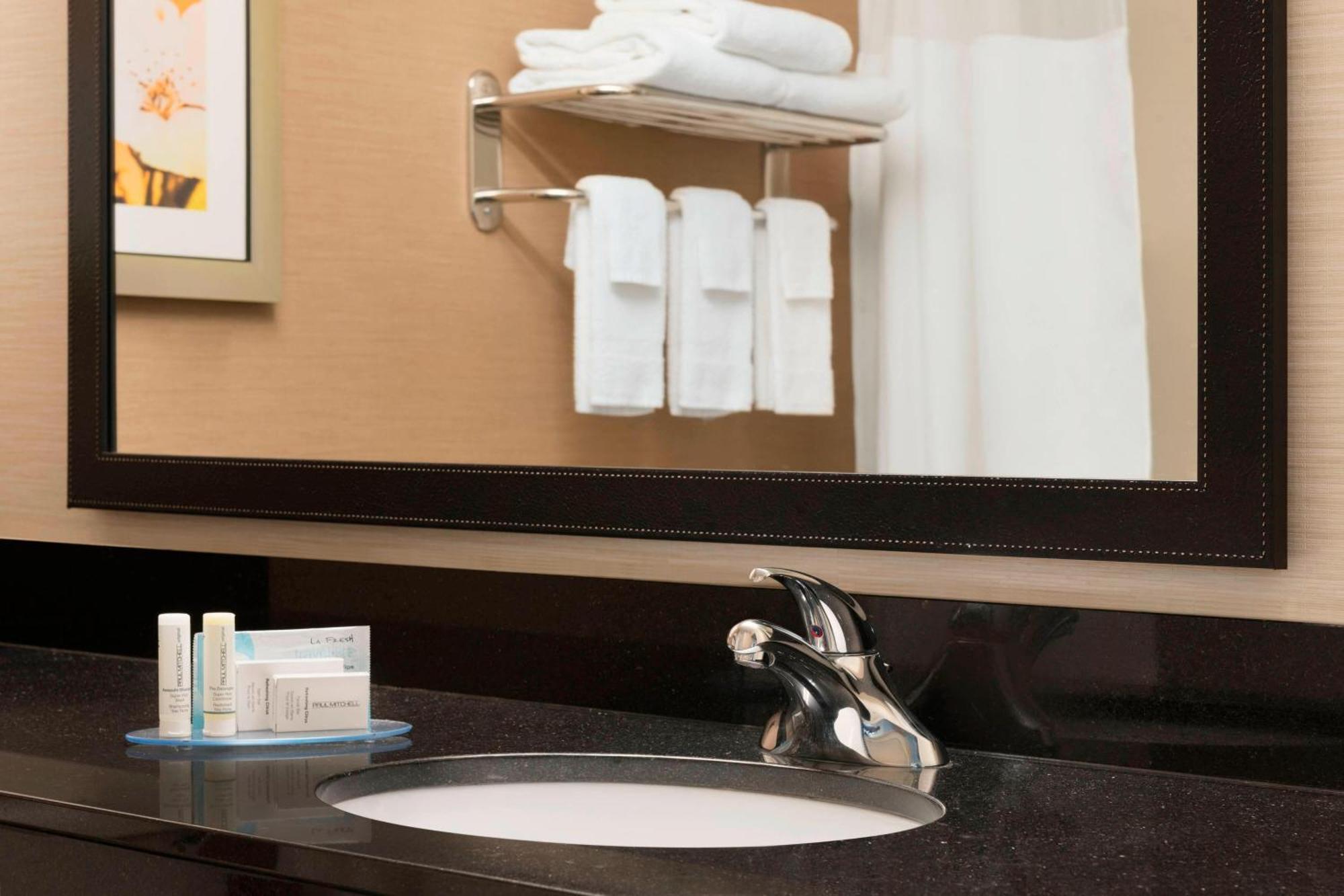 Fairfield Inn & Suites Hartford Манчестер Экстерьер фото