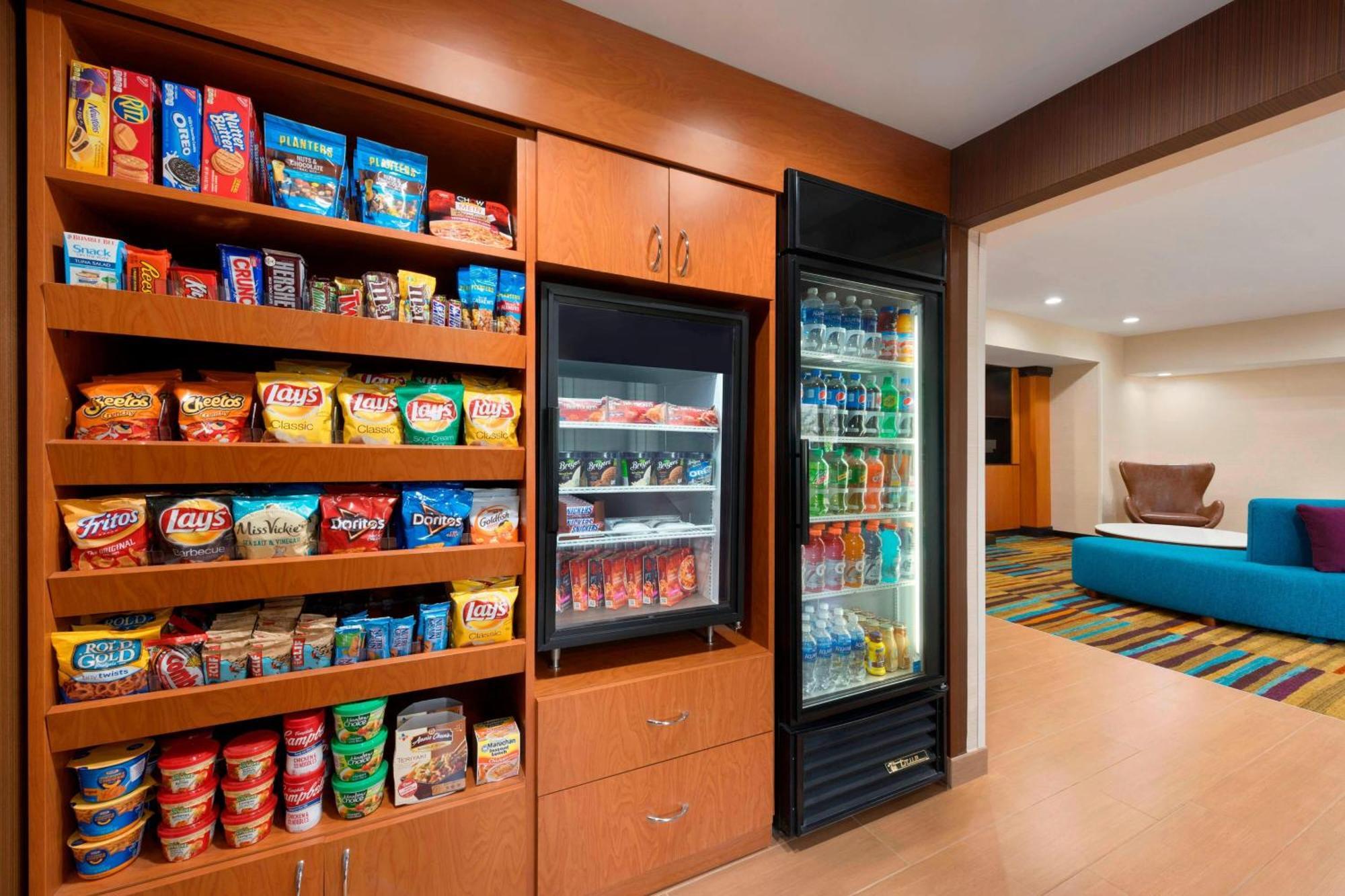 Fairfield Inn & Suites Hartford Манчестер Экстерьер фото